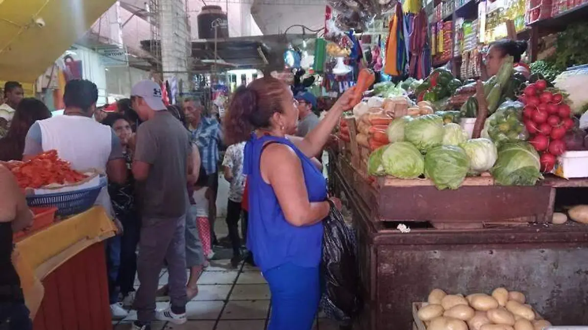 señora comprando en mercado